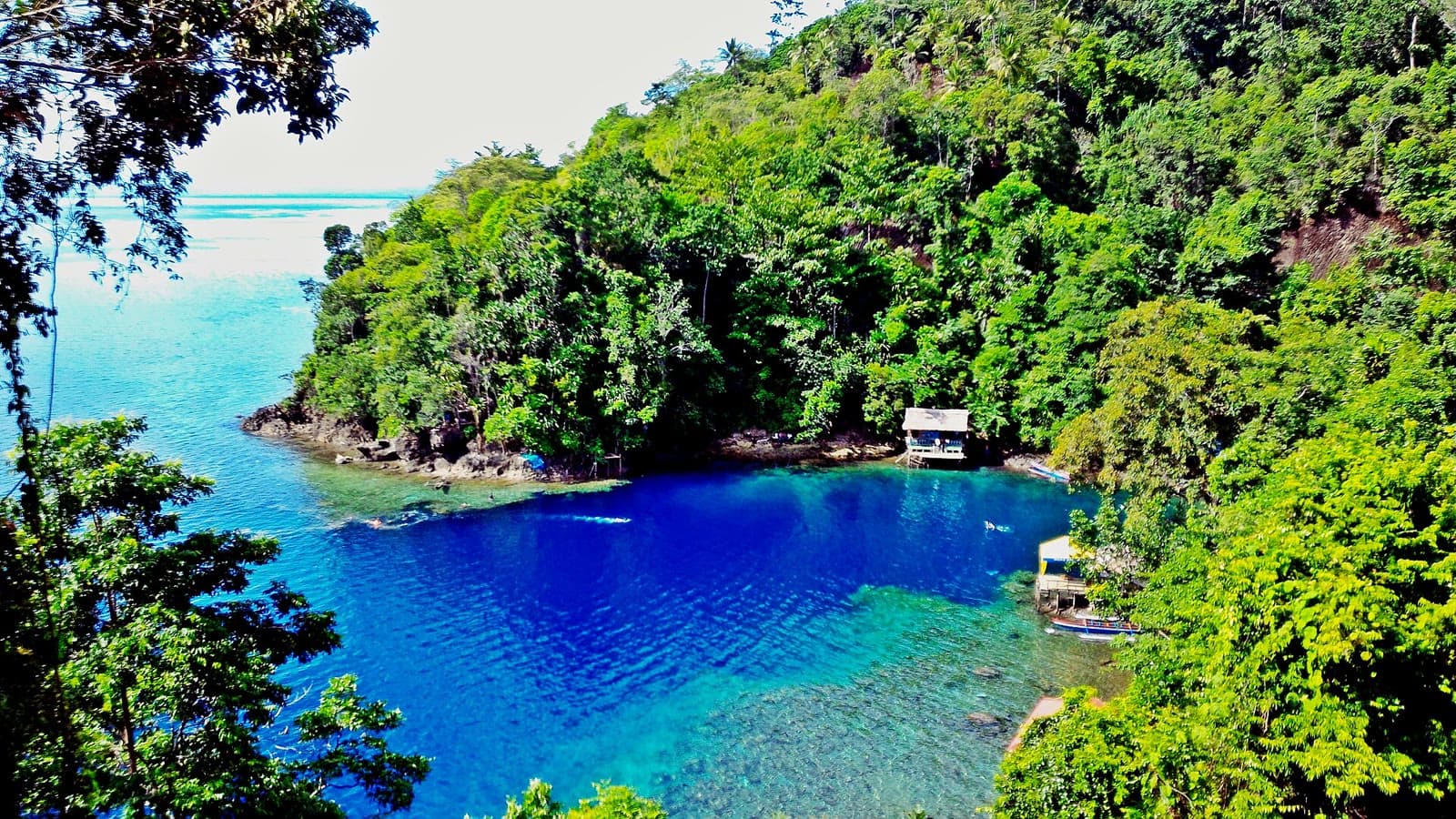 Air laut jernih di spot snorkeling Lubang Buaya, Morella