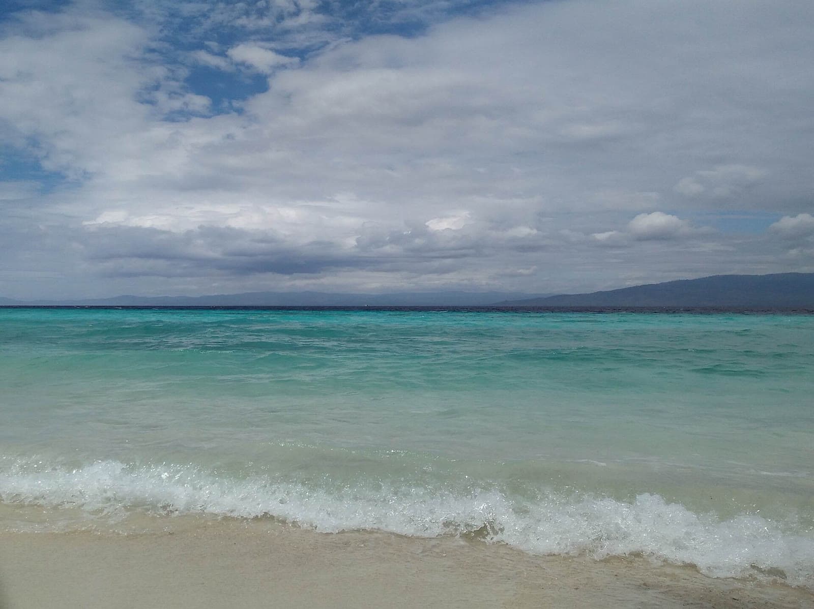 Pasir putih dan laut biru jernih di Pantai Liang, Maluku Tengah