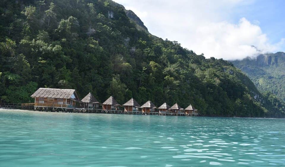 Pantai Ora dan pondok-pondok di atas laut, dilihat dari laut, Pulau Seram