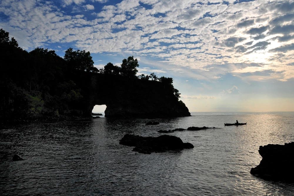 Tebing karang berlubang Pantai Pintu Kota menghadap laut, Airlouw, Pulau Ambon