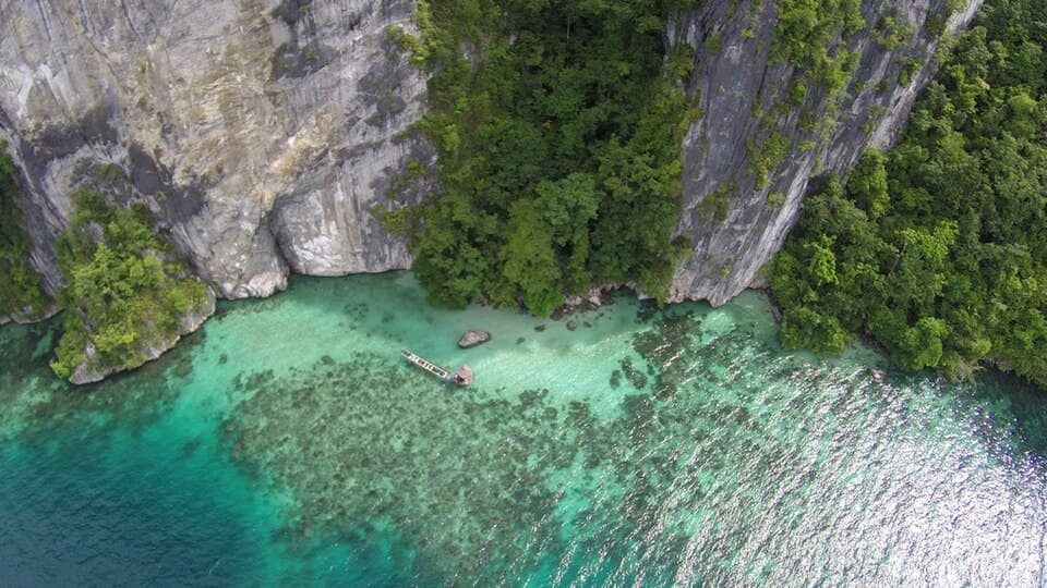 Tebing kapur di tepi laut dekat Desa Sawai, Pulau Seram