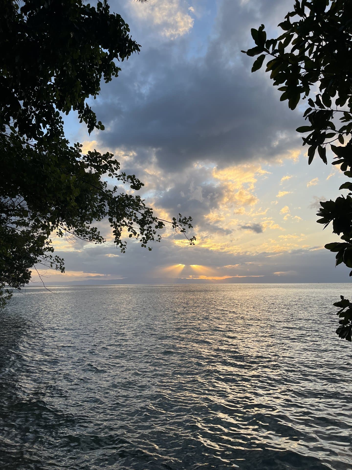 Matahari terbenam di laut dari tepi Pantai Memit, Shafira Resort Morella