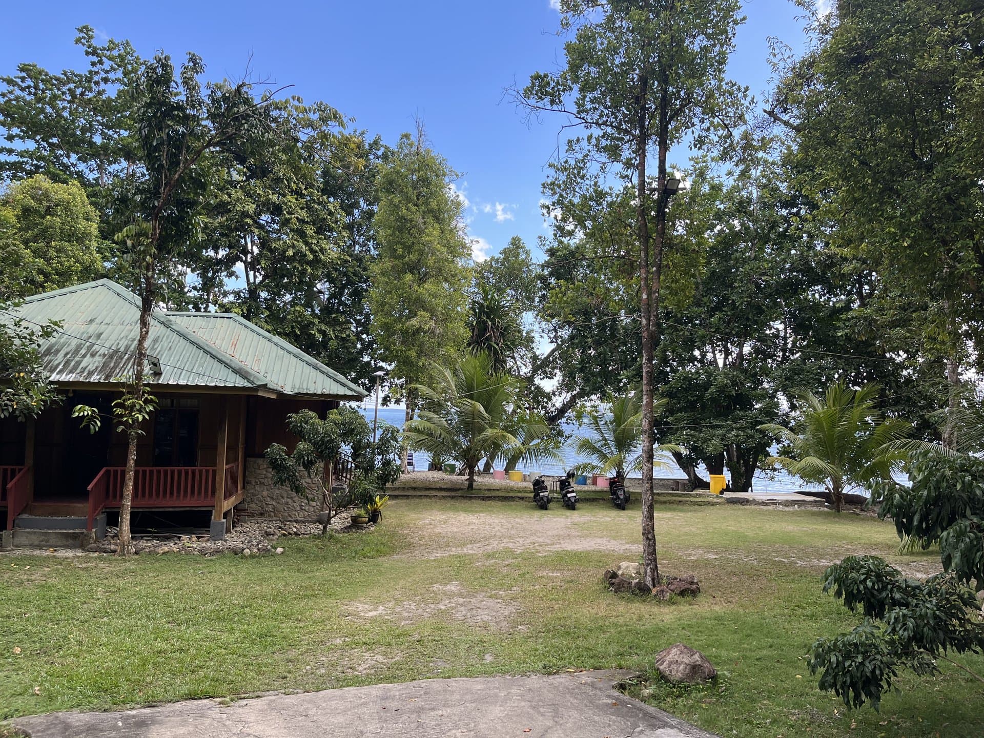 Cottage kayu dan halaman rumput menghadap laut di Shafira Resort, Morella