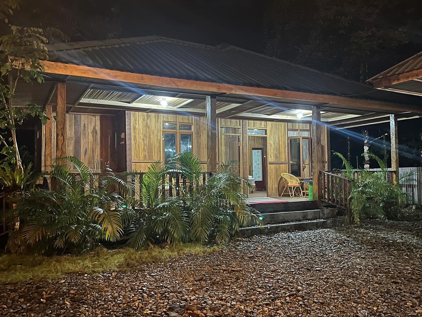 Vila Besar Shafira Resort — vila kayu dengan teras berlampu hangat di malam hari