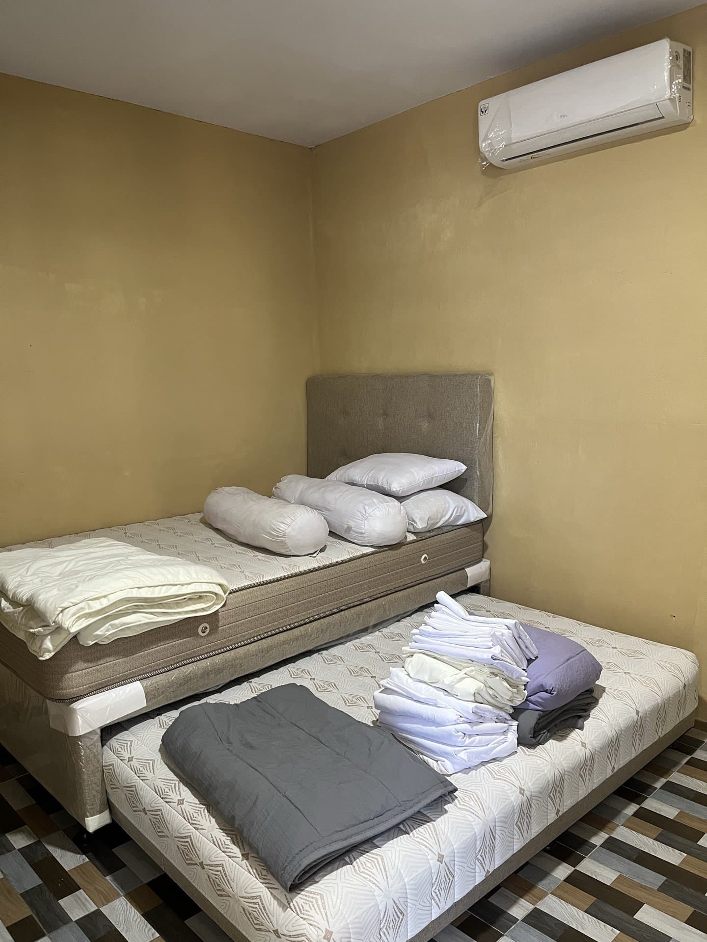 Interior kamar Shafira Resort dengan ranjang besar dan pendingin ruangan (AC)