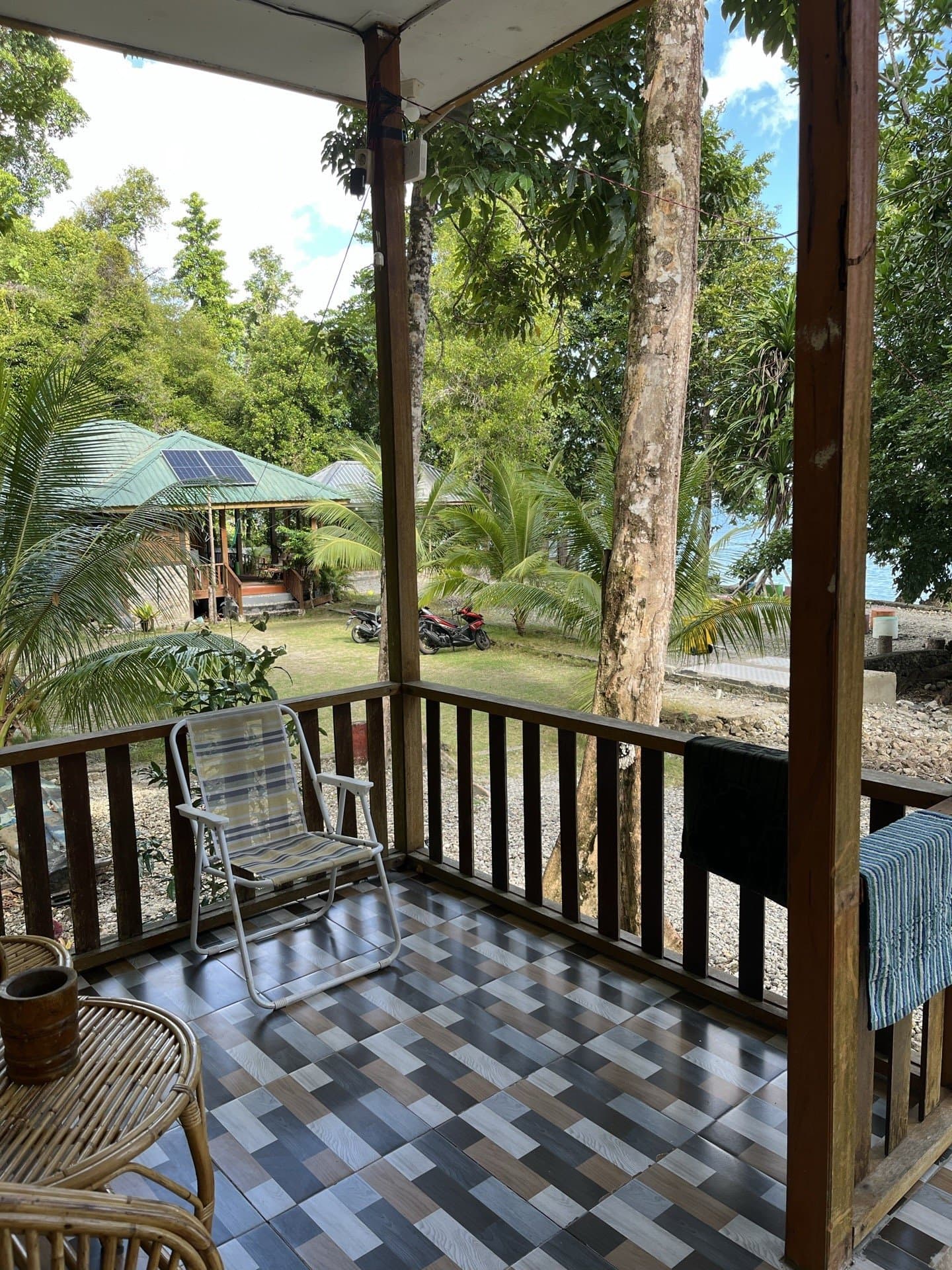 Teras kamar menghadap kebun kelapa dan laut di Shafira Resort, Pantai Memit Morella